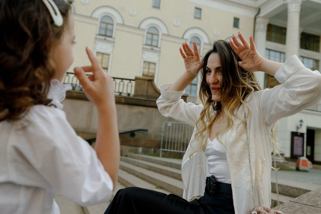 Прогулка мамы с дочками. Фотограф Москва