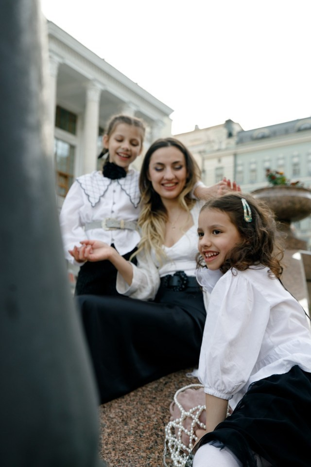 Прогулка мамы с дочками. Фотограф Москва