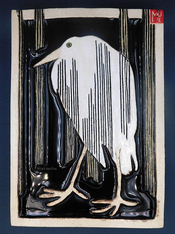 Керамическое панно с изображением белой цапли под дождем создано по известному мотиву японской гравюры. Ручная лепка и декор ангобами и глазурями, с добавлением цветного стекла, высокий обжиг.