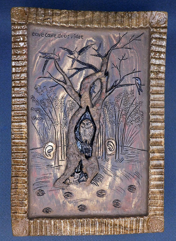 Керамическое панно по мотивам рисунка Иеронима Босха (чья фамилия по-голландски означает «лес»), иллюстрация к поговорке «Поля имеют глаза, а лес — уши, и я услышу, если буду молчать и слушать». Авторская керамика, ручная работа, высокий обжиг.