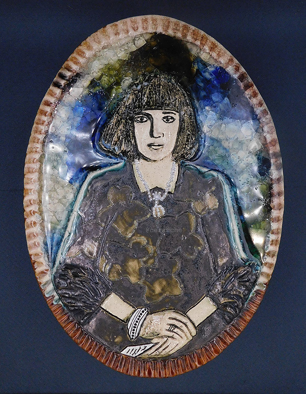 Керамическое панно с изображением Марины Ивановны Цветаевой. Полностью ручная работа, выполнена из шамотной глины, роспись ангобами и глазурями. В качестве фона - цветное стекло, которое дает при высоком обжиге интересные потечные эффекты, поэтому точное повторение невозможно. 