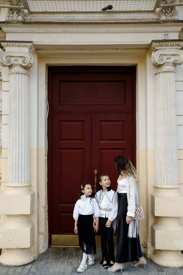 Прогулка мамы с дочками. Фотограф Москва