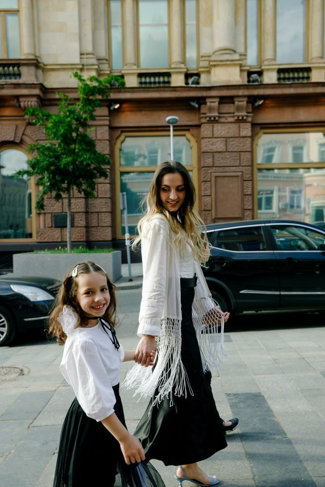 Прогулка мамы с дочками. Фотограф Москва