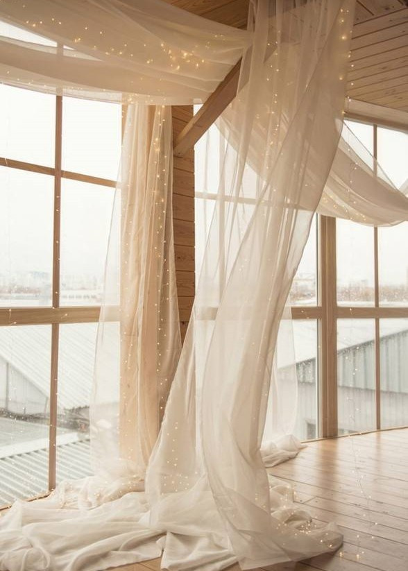 Фотостудия в минималистичном стиле для женских съемок. Фотограф женский Новосибирск, естественный свет, стильные кадры, атмосферная фотосесс. Фотограф Анастасия Малашенко, Новосибирск