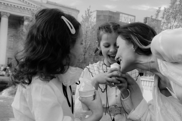 Прогулка мамы с дочками. Фотограф Москва