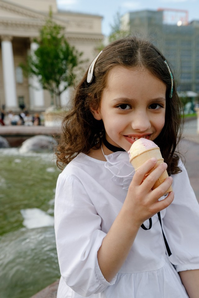 Прогулка мамы с дочками. Фотограф Москва