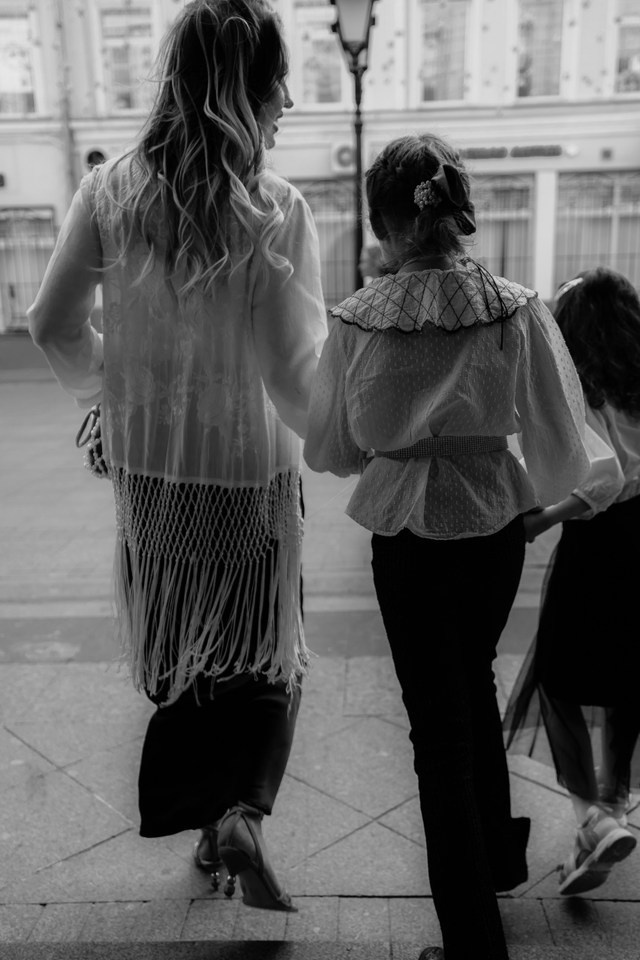 Прогулка мамы с дочками. Фотограф Москва