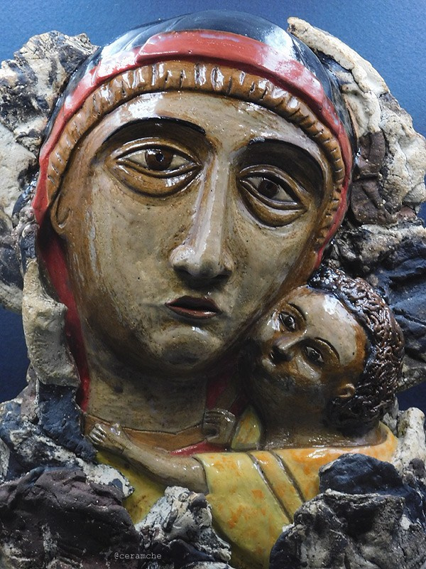 Керамическая скульптура Богородицы, выполненная по мотивам иконы Богоматери Умиление Подкубенской XIV века, почитающейся чудотворной. Авторская керамика, ручная работа.