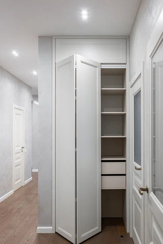 Серебристый. «Roots» полный цикл производства мебели и интерьерных решений