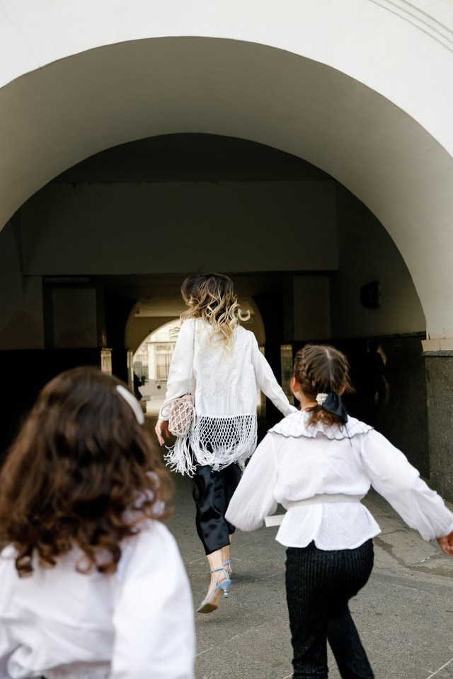 Прогулка мамы с дочками. Фотограф Москва