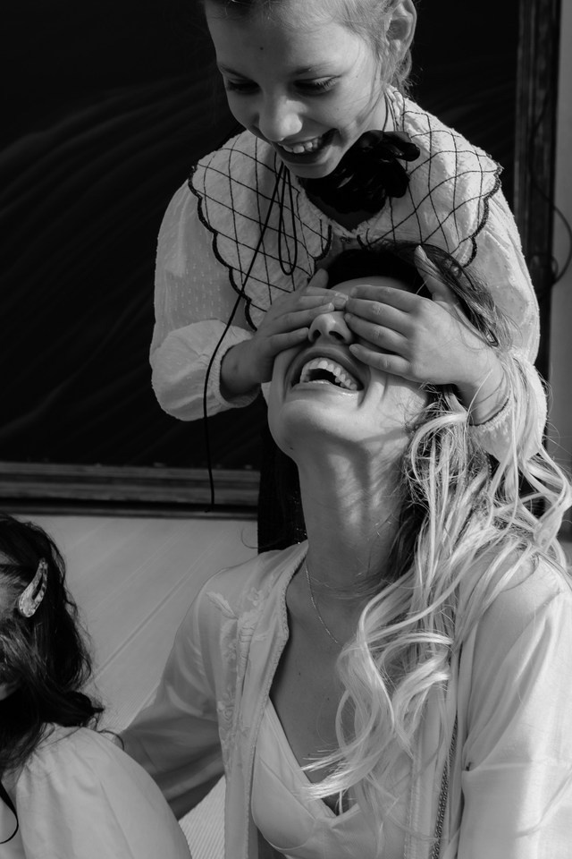 Прогулка мамы с дочками. Фотограф Москва