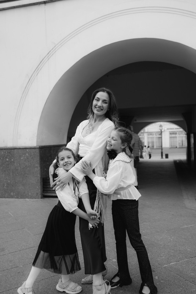 Прогулка мамы с дочками. Фотограф Москва