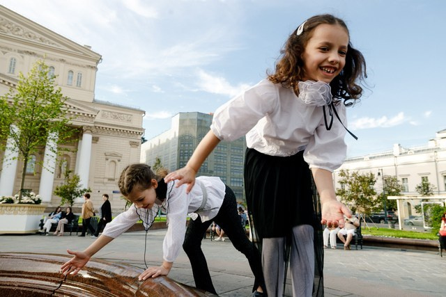 Прогулка мамы с дочками. Фотограф Москва