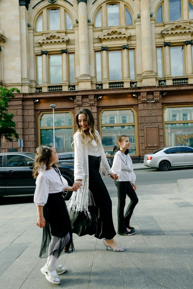 Прогулка мамы с дочками. Фотограф Москва