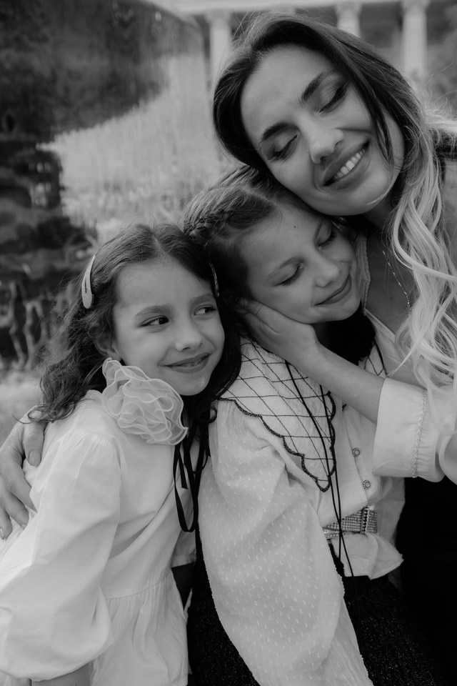 Прогулка мамы с дочками. Фотограф Москва