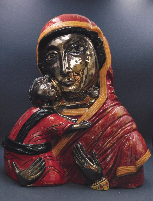 Керамическая скульптура Богородицы с младенцем Иисусом, выполненная по мотивам иконы Владимирской Богоматери - одной из самых почитаемых икон Русской православной церкви. Авторская керамика, ручная работа.