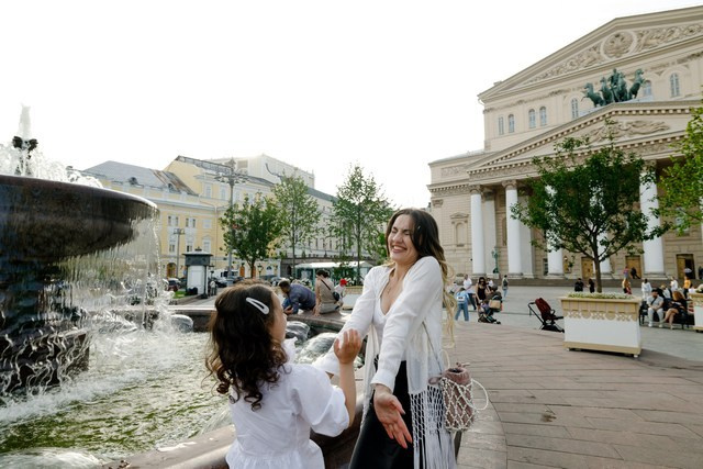 Прогулка мамы с дочками. Фотограф Москва