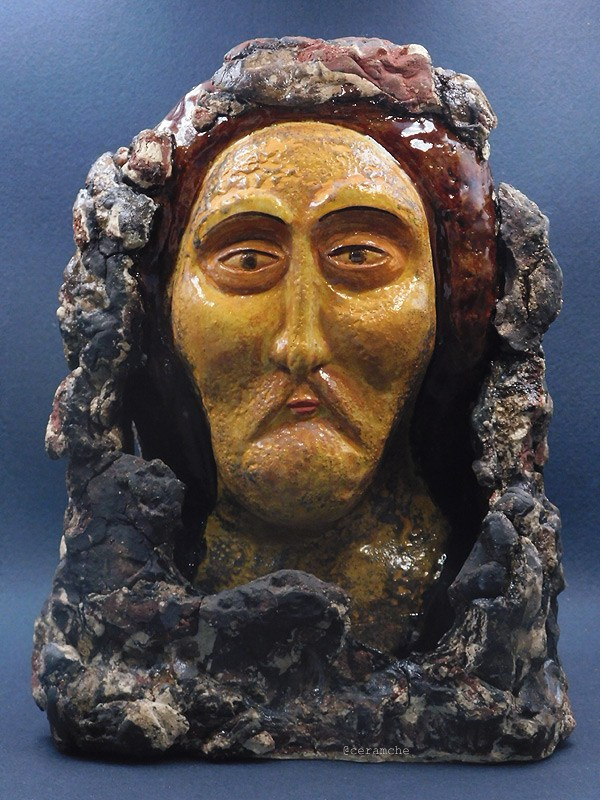 Керамическая скульптура выполнена по мотивам иконы «Спас Вседержитель»  (он же Пантократор — центральный образ в иконографии Христа, представляющий Его как Небесного Царя и Судию). Авторская керамика, полностью ручная лепка и декор, высокий обжиг.