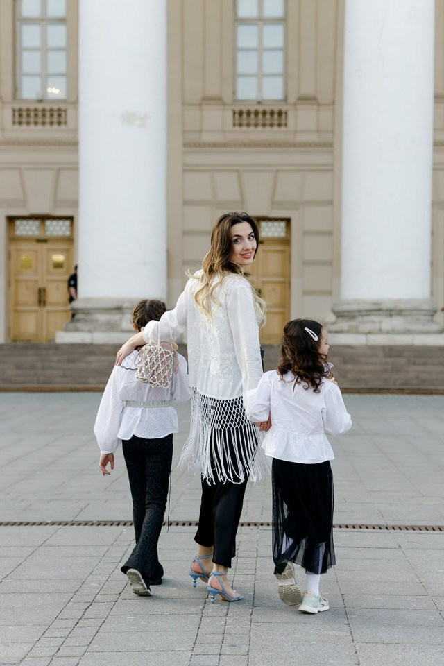 Прогулка мамы с дочками. Фотограф Москва