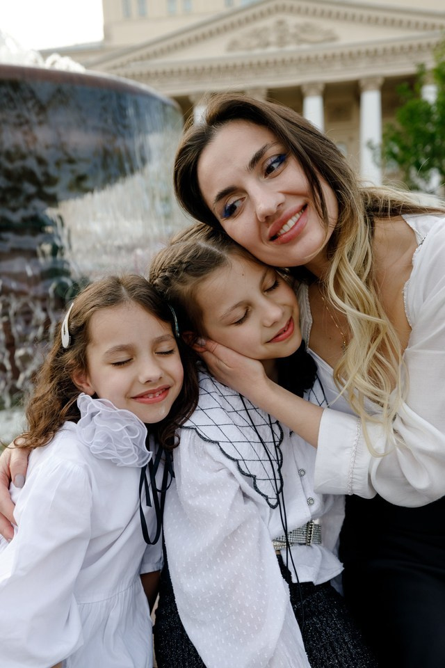 Прогулка мамы с дочками. Фотограф Москва