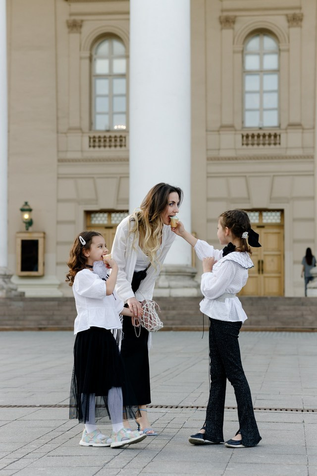 Прогулка мамы с дочками. Фотограф Москва