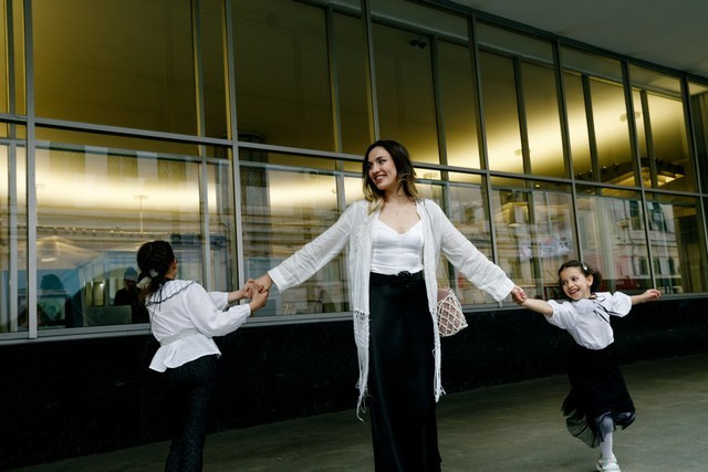 Прогулка мамы с дочками. Фотограф Москва