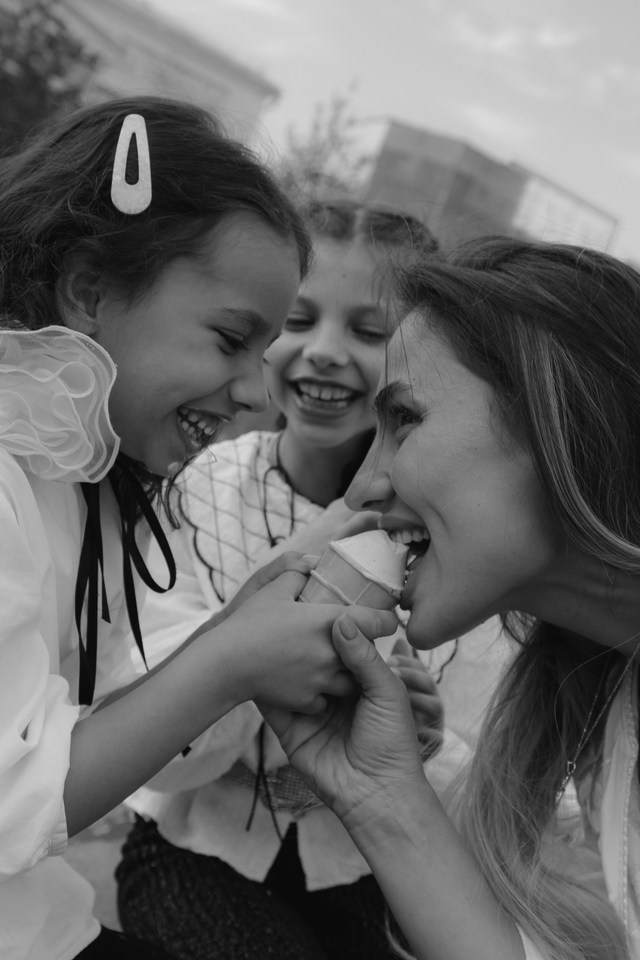 Прогулка мамы с дочками. Фотограф Москва