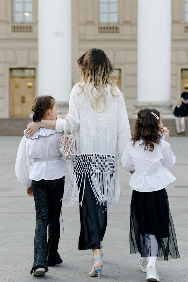 Прогулка мамы с дочками. Фотограф Москва