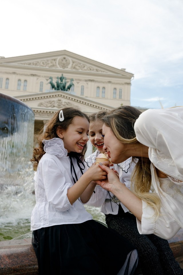 Прогулка мамы с дочками. Фотограф Москва