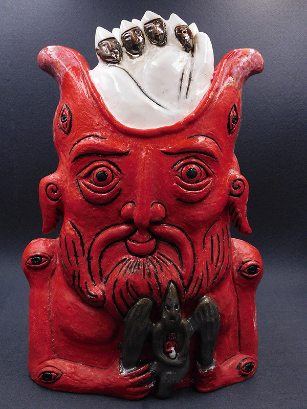 Керамическая скульптура Дьявольская "троица": Ад, Сатана и Иуда. Голова Ада раскрывается звериной (рыбьей) пастью с глазами с обеих сторон. На коленях у Ада сидит Сатана, который держит на коленях Иуду, "сына погибели". Вместе они образуют дьявольскую "троицу" - антипод классической троицы. Авторская керамика, ручная работа.