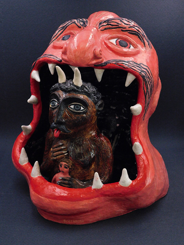 Керамическая скульптура Пасть ада как темница по мотивам иконы "Плоды страданий Христовых". Сатана с Иудой зажаты в челюстях преисподней. Авторская керамика, полностью ручная работа.