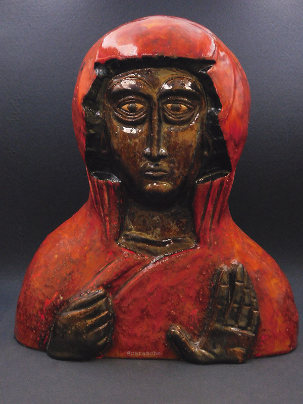 Керамическая икона Святой Параскевы Иконийской (Параскева Пятница) изображает Великомученицу Параскеву как мифический образ, основанный на персонификации пятницы как дня недели. Авторская керамика, выполнено вручную.