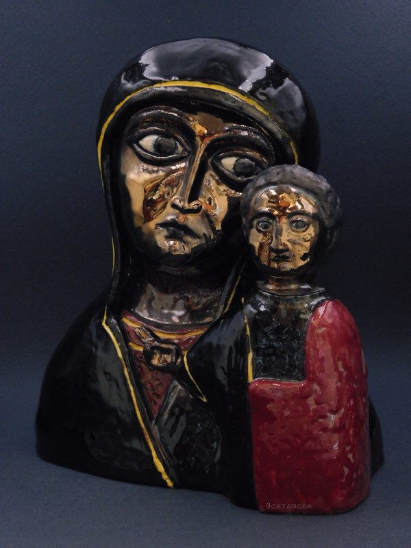 Керамическая скульптура Богородицы с младенцем Иисусом, выполненная по мотивам иконы Казанской Богоматери - одной из самых почитаемых икон Русской православной церкви. Авторская керамика, ручная работа.