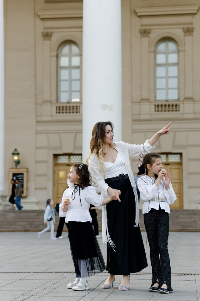Прогулка мамы с дочками. Фотограф Москва