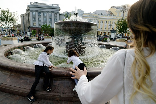 Прогулка мамы с дочками. Фотограф Москва