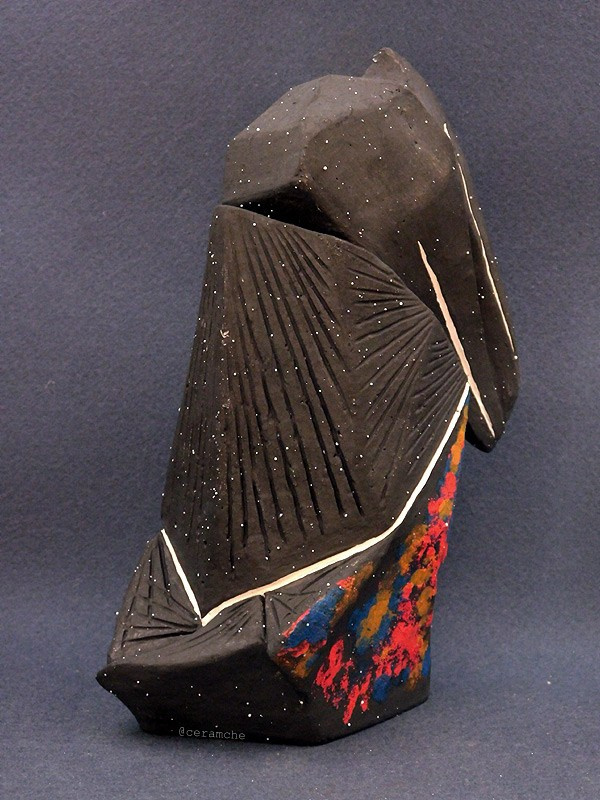 Керамическая скульптура из шамота. Покрыта ангобами. Создана в 2025 году. Авторская керамика, ручная работа, высокий обжиг.