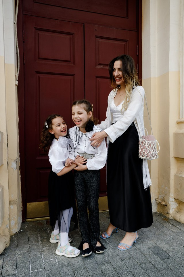 Прогулка мамы с дочками. Фотограф Москва