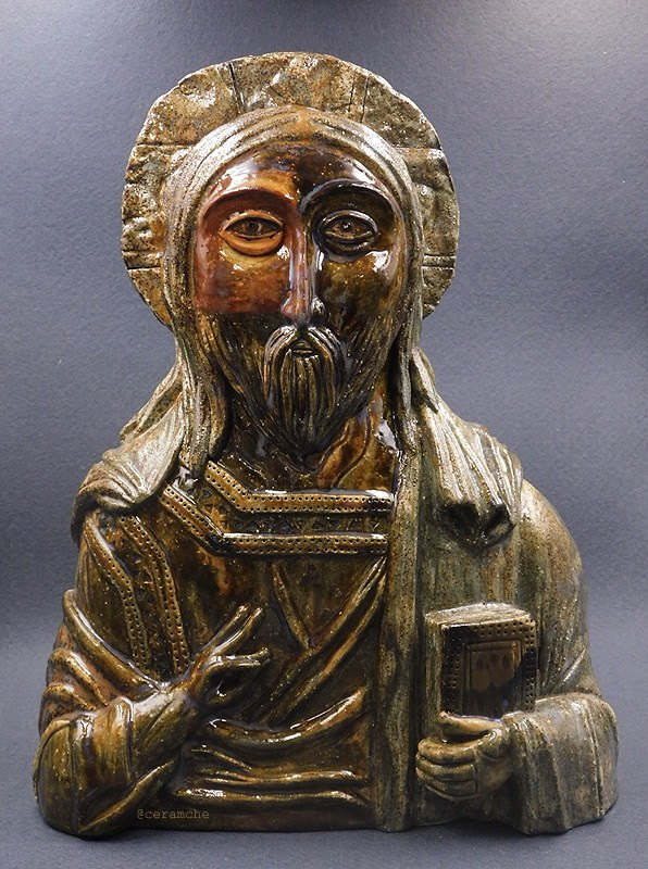 Керамическая скульптура выполнена по мотивам иконы «Спас Нерукотворный». Авторская керамика, полностью ручная лепка и декор, высокий обжиг.