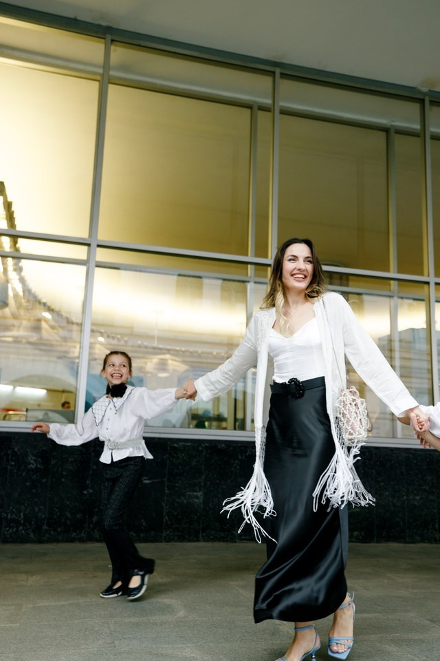 Прогулка мамы с дочками. Фотограф Москва