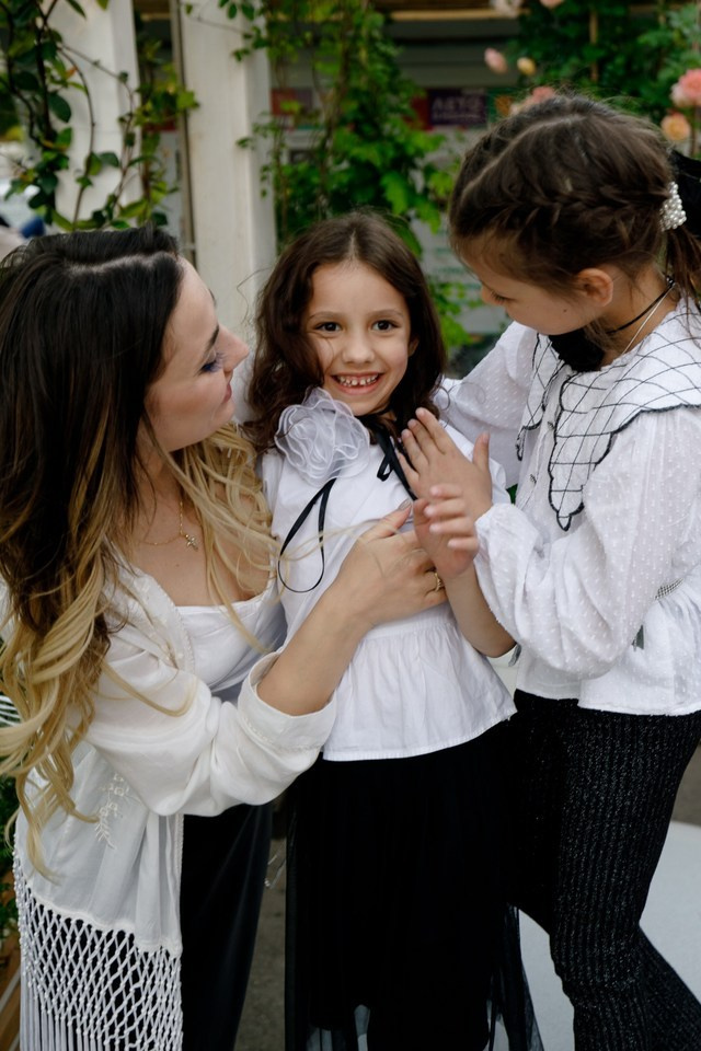 Прогулка мамы с дочками. Фотограф Москва