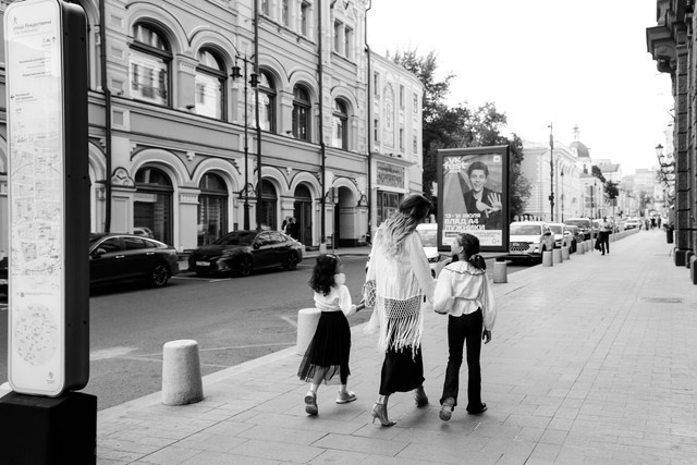 Прогулка мамы с дочками. Фотограф Москва