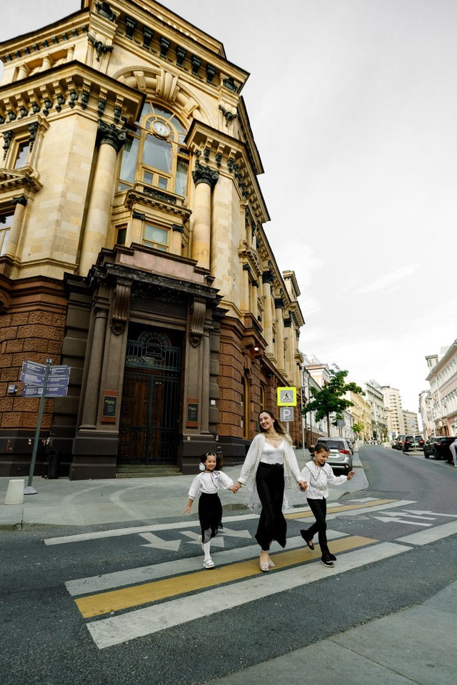 Прогулка мамы с дочками. Фотограф Москва