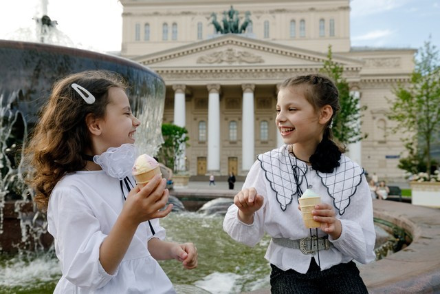 Прогулка мамы с дочками. Фотограф Москва