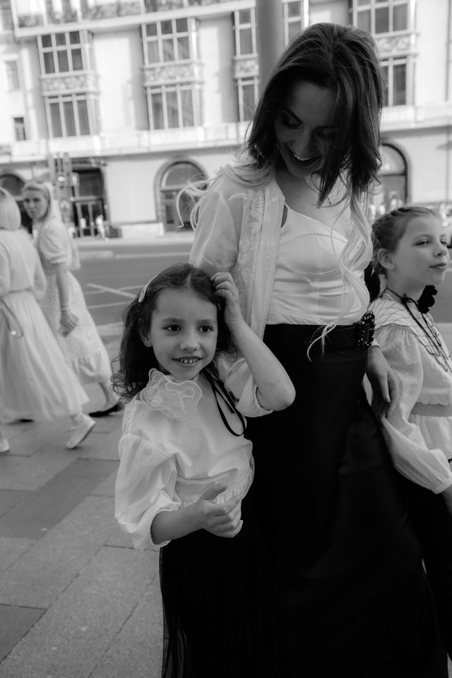 Прогулка мамы с дочками. Фотограф Москва