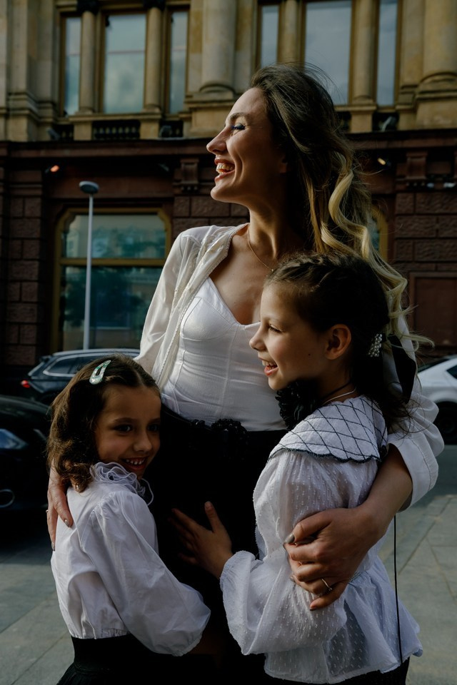 Прогулка мамы с дочками. Фотограф Москва