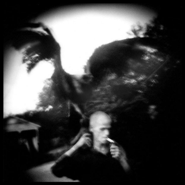 фотография Микаэля Акермана с размытыми фигурами людей