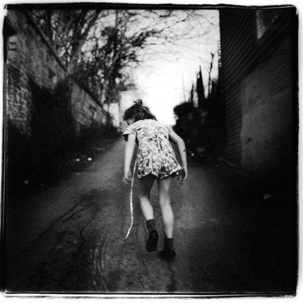 зернистая чёрно-белая фотография Микаэля Акермана с размытием