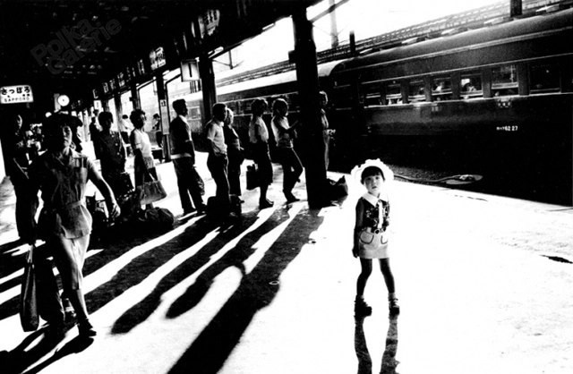 уличная фотография Дайдо Мориямы с высокой контрастностью и зерном