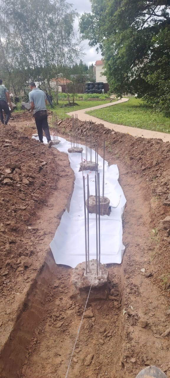 Разметка и выемка грунта под дорожки и подпорную стенку. Начало формирования ландшафта участка.