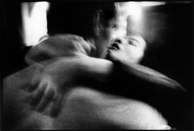 фотография Микаэля Акермана с размытыми фигурами людей